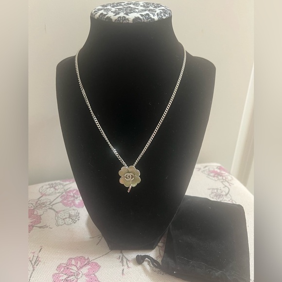 CHANEL CLOVER PENDANT NECKLACE - Picture 3 of 16